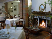 Ristorante con camino a lume di candela